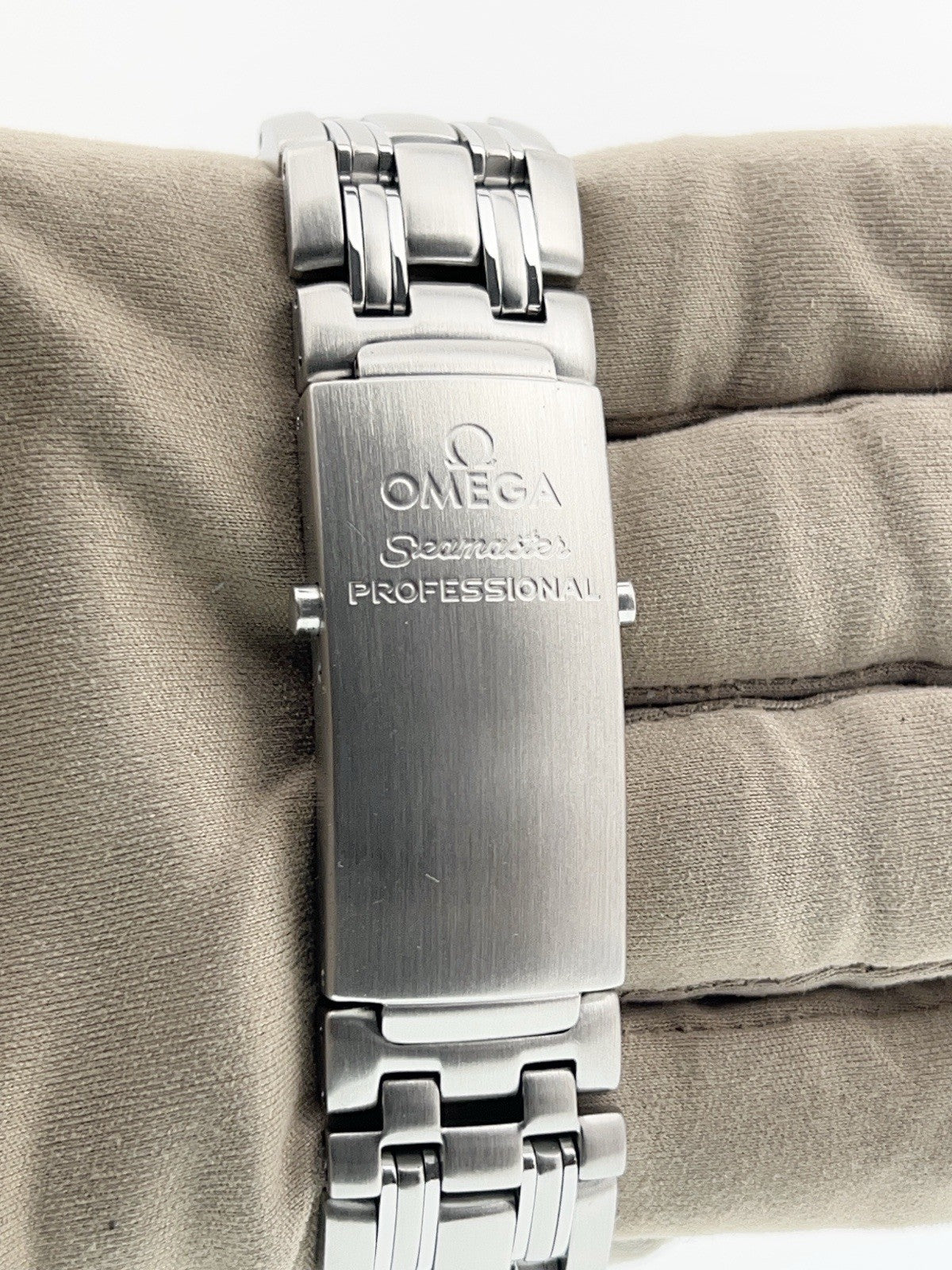 Omega Seamaster Stainless Steel White Dial 36mm Quartz Movement Watch 2562.20