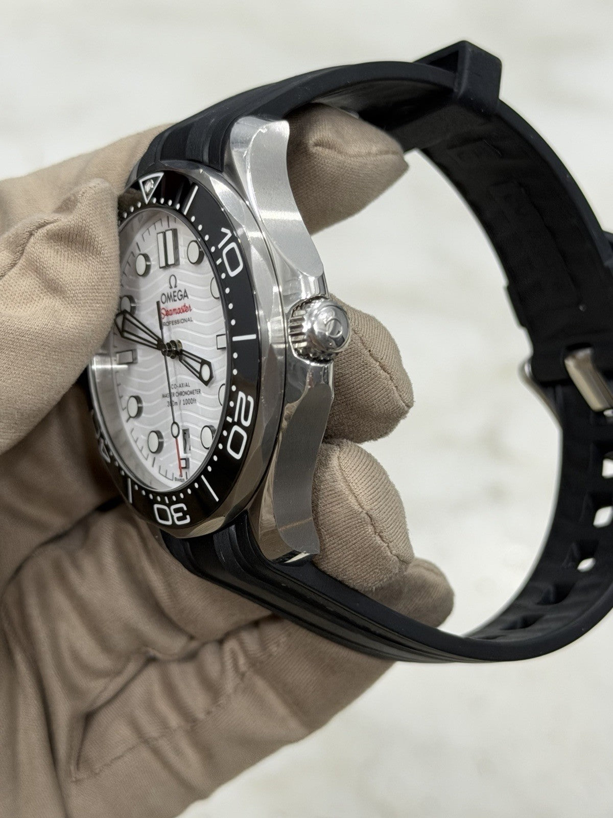 Omega Seamaster Steel White Dial 42mm Automatic Men's Watch 210.32.42.20.04.001