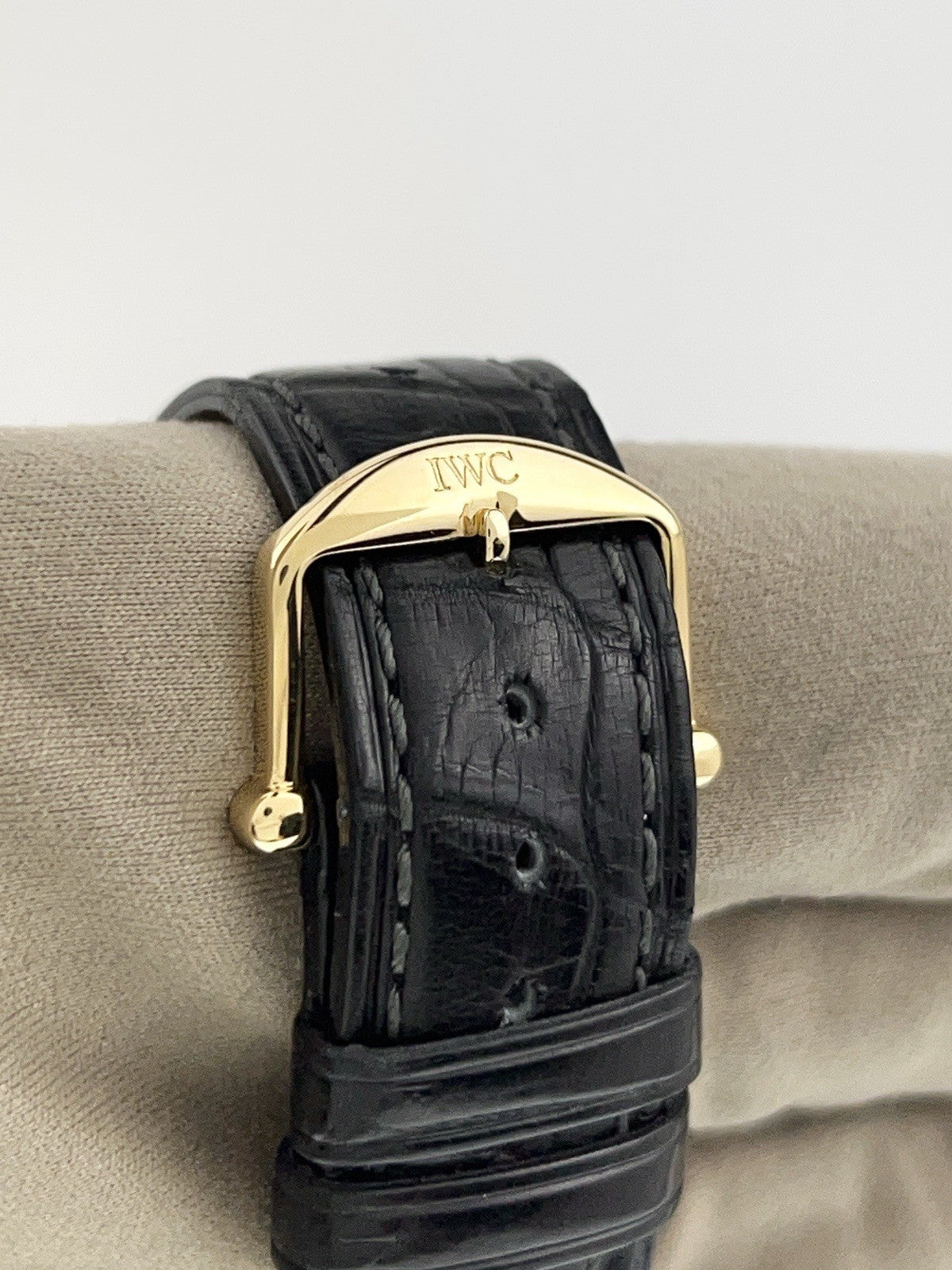 IWC Da Vinci 18k Yellow Gold White Dial 39mm Automatic Men's Watch IW375027