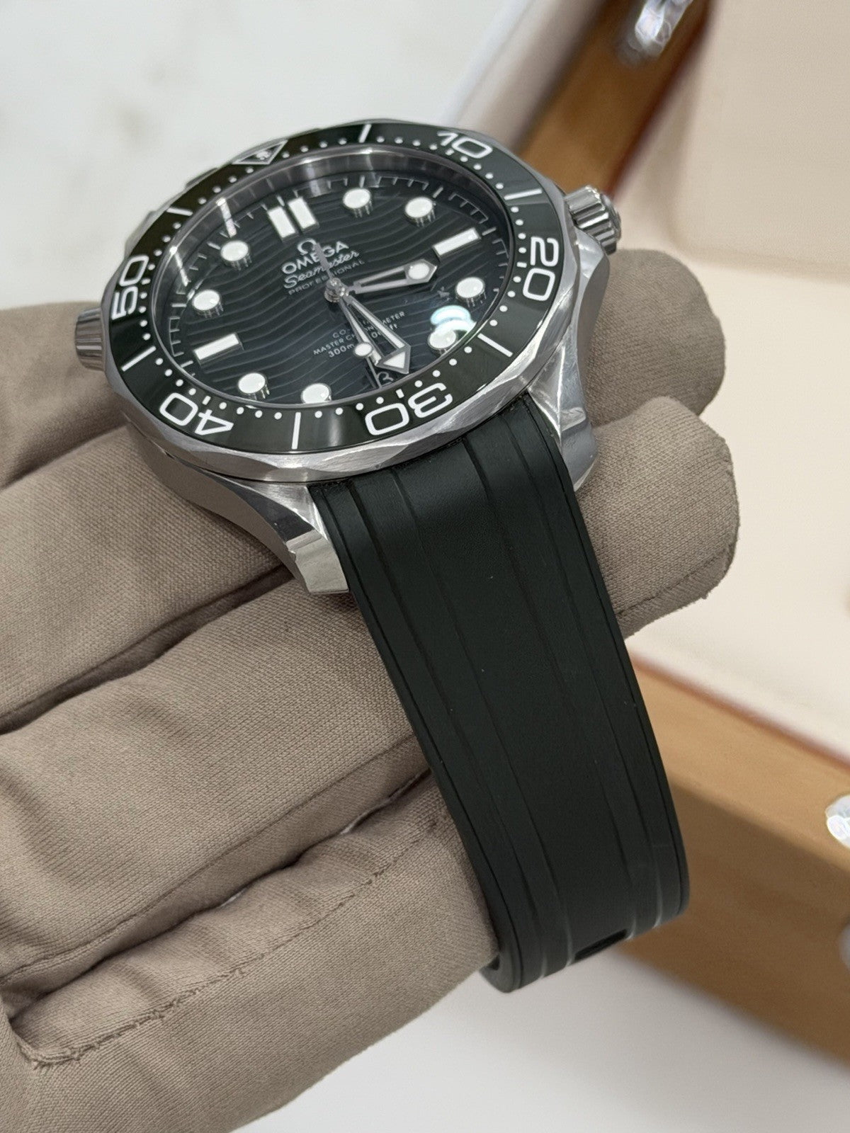 Omega Seamaster Diver Steel GREEN Dial 42mm Auto Men's Watch 210.32.42.20.10.001