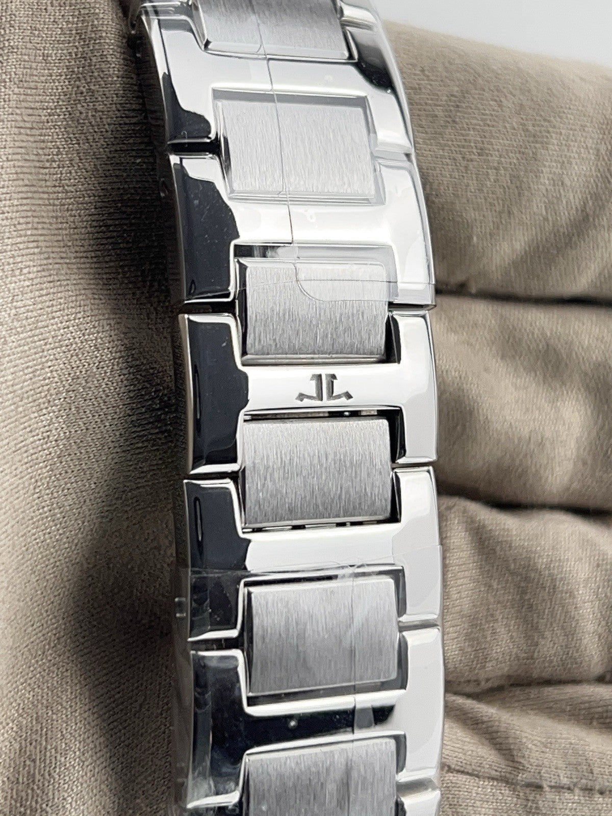 Jaeger LeCoultre Reverso Squadra Stainless Steel Diamond Women's Watch 234.8.47