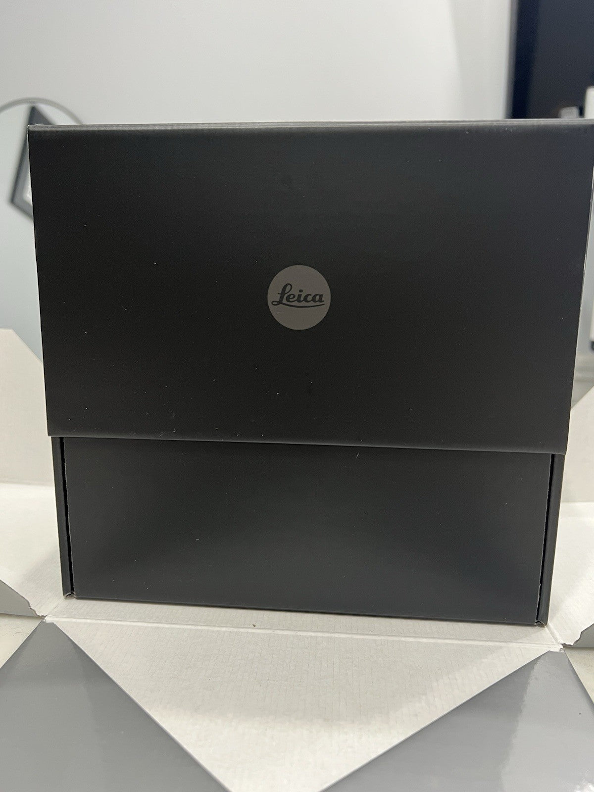 Leica Q2 "Reporter" 47.3MP Compact Dark Green Digital Camera