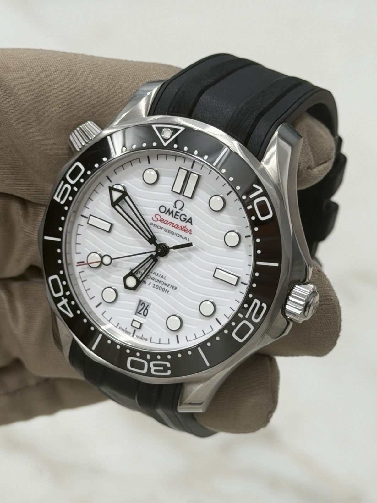 2020 Omega Seamaster Steel White Dial 42mm Auto Mens Watch 210.32.42.20.04.001