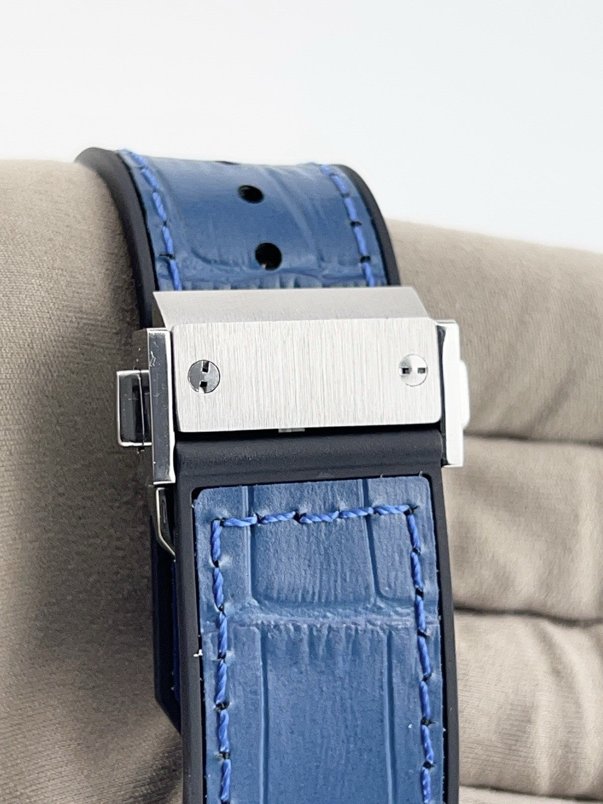 Hublot Classic Fusion Titanium White Dial 42mm Auto Watch 542.NX.2210.LR.JPN.17