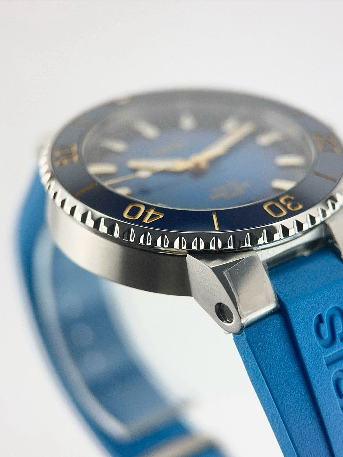 Oris Aquis Date 400 Stainless Steel Blue Dial 41.5mm Automatic Men's Watch 7769