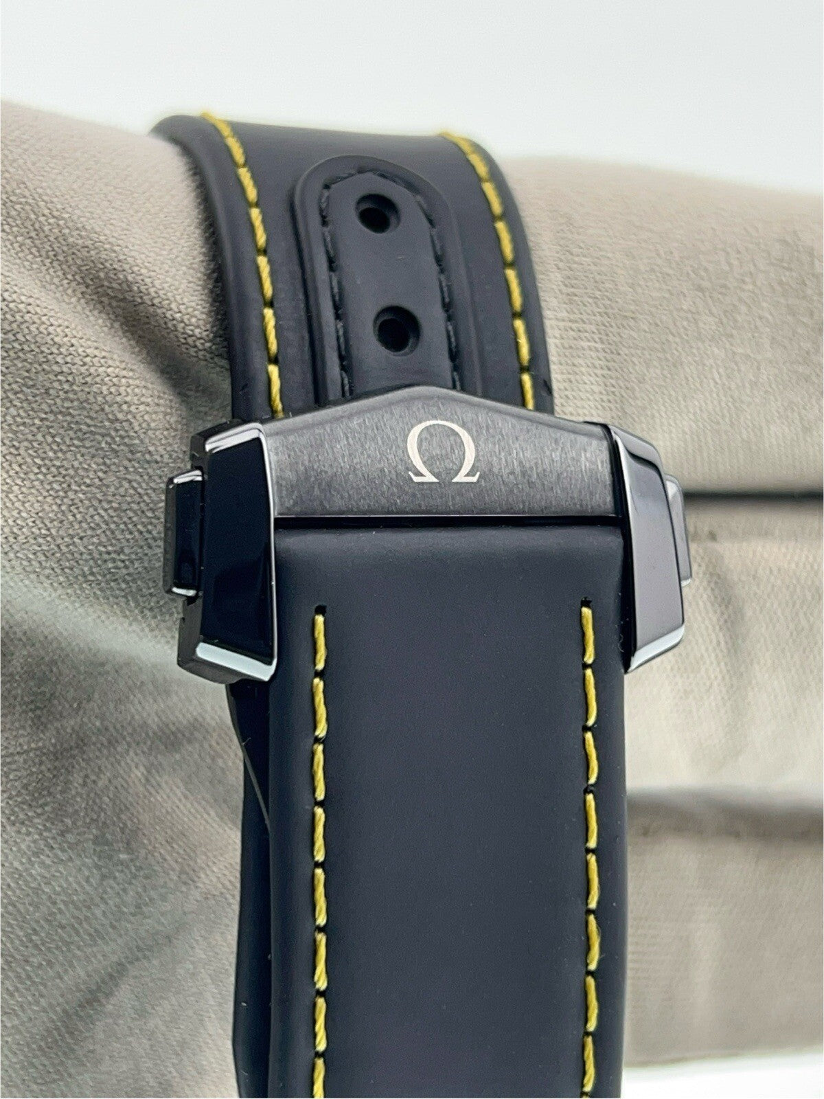 Omega Speedmaster Apollo 8 Dark Side of The Moon 310.92.44.50.01.001 Rocket Hand