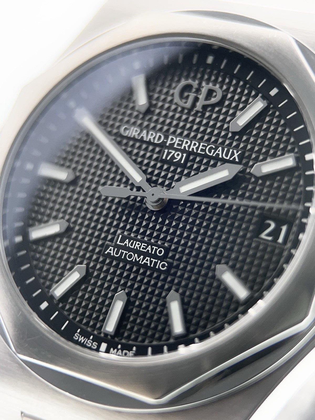Girard Perregaux Laureato Stainless Steel Black Dial 42mm Automatic Men’s 81010