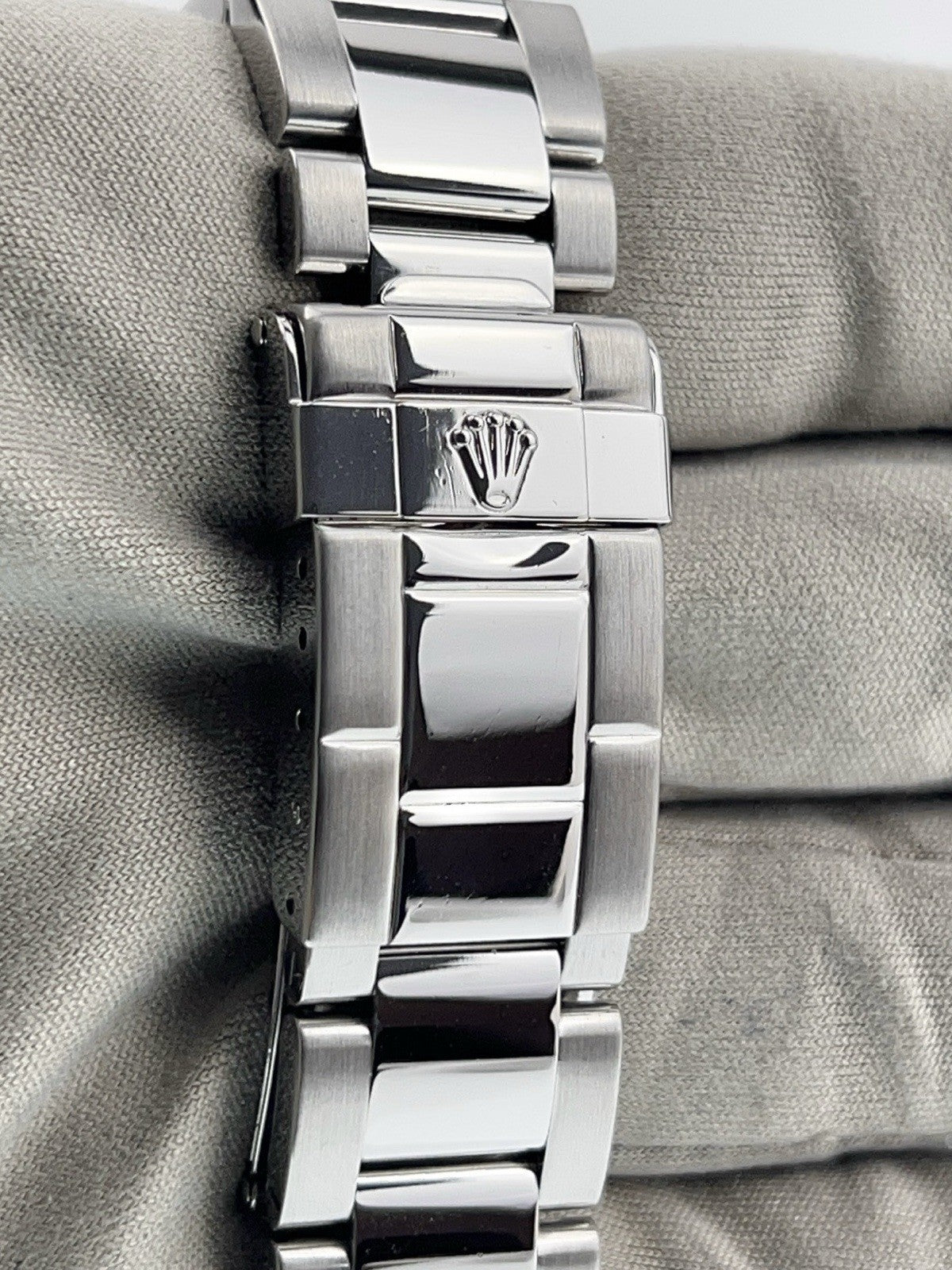 Rolex Yacht-Master Stainless Steel Silver Dial 40mm Automatic Mens Watch 16622
