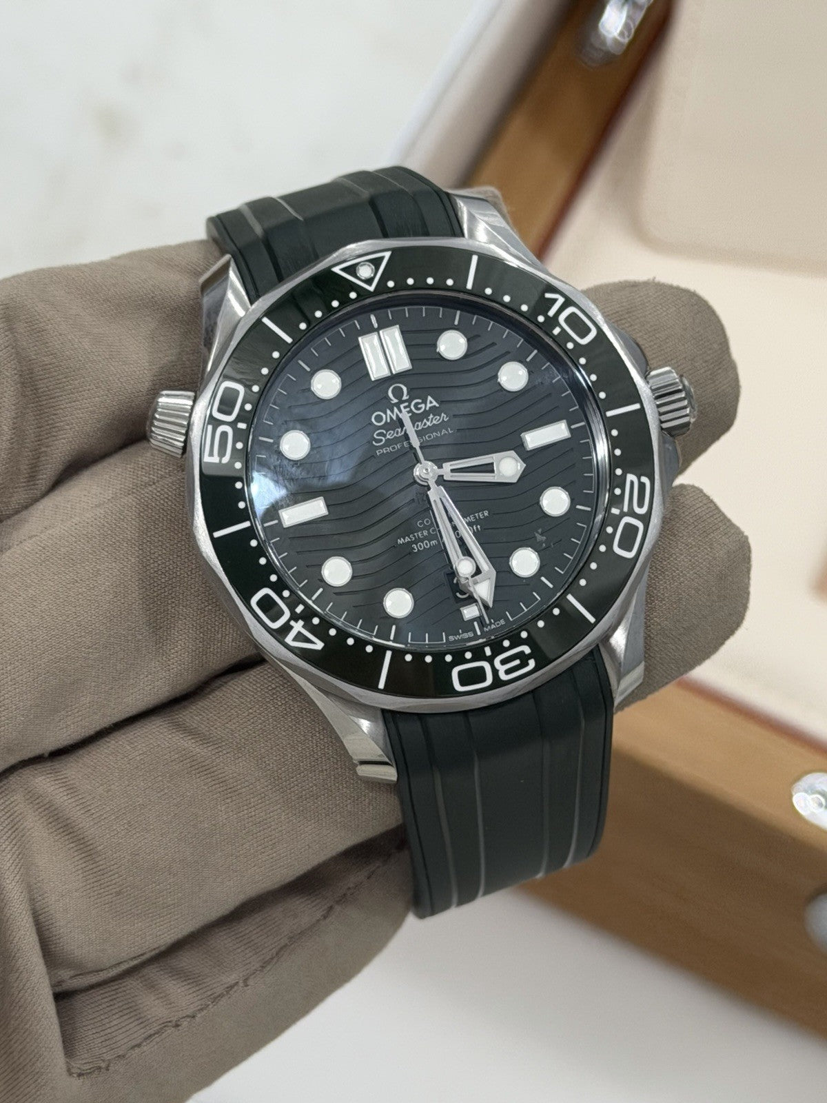 Omega Seamaster Diver Steel GREEN Dial 42mm Auto Men's Watch 210.32.42.20.10.001