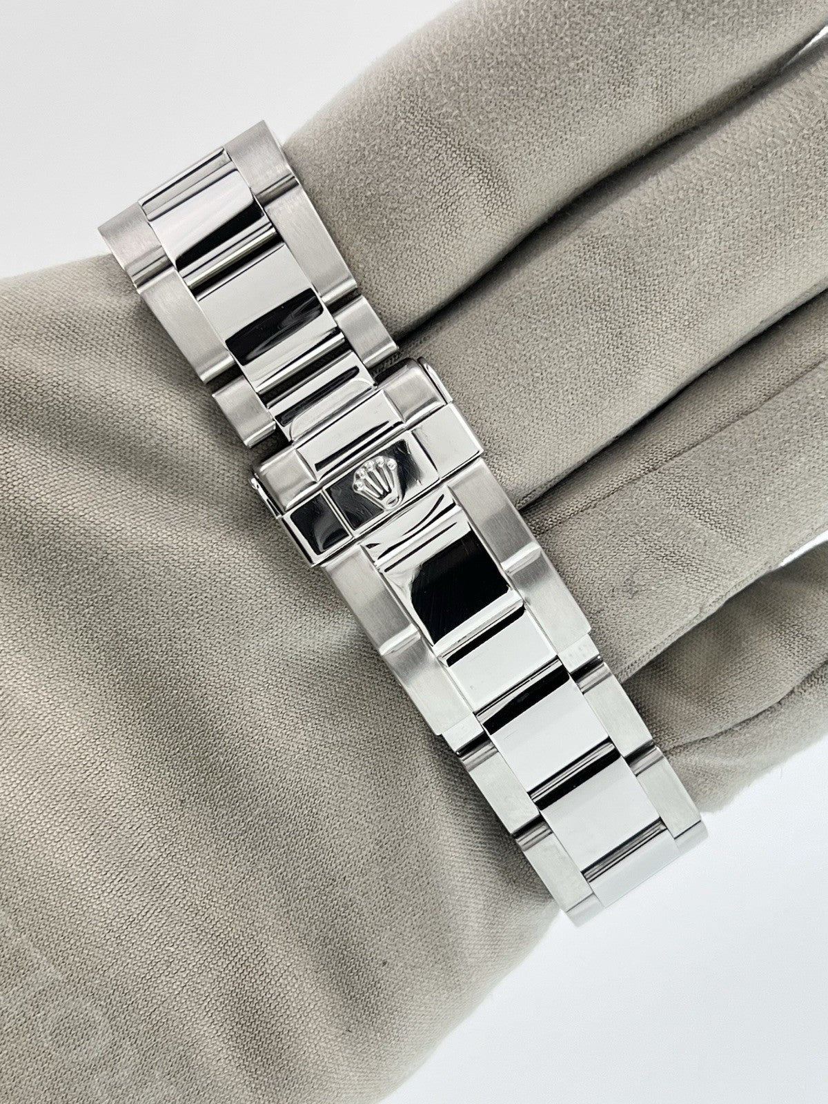Rolex Yacht-Master Stainless Steel Silver Dial 40mm Automatic Mens Watch 16622