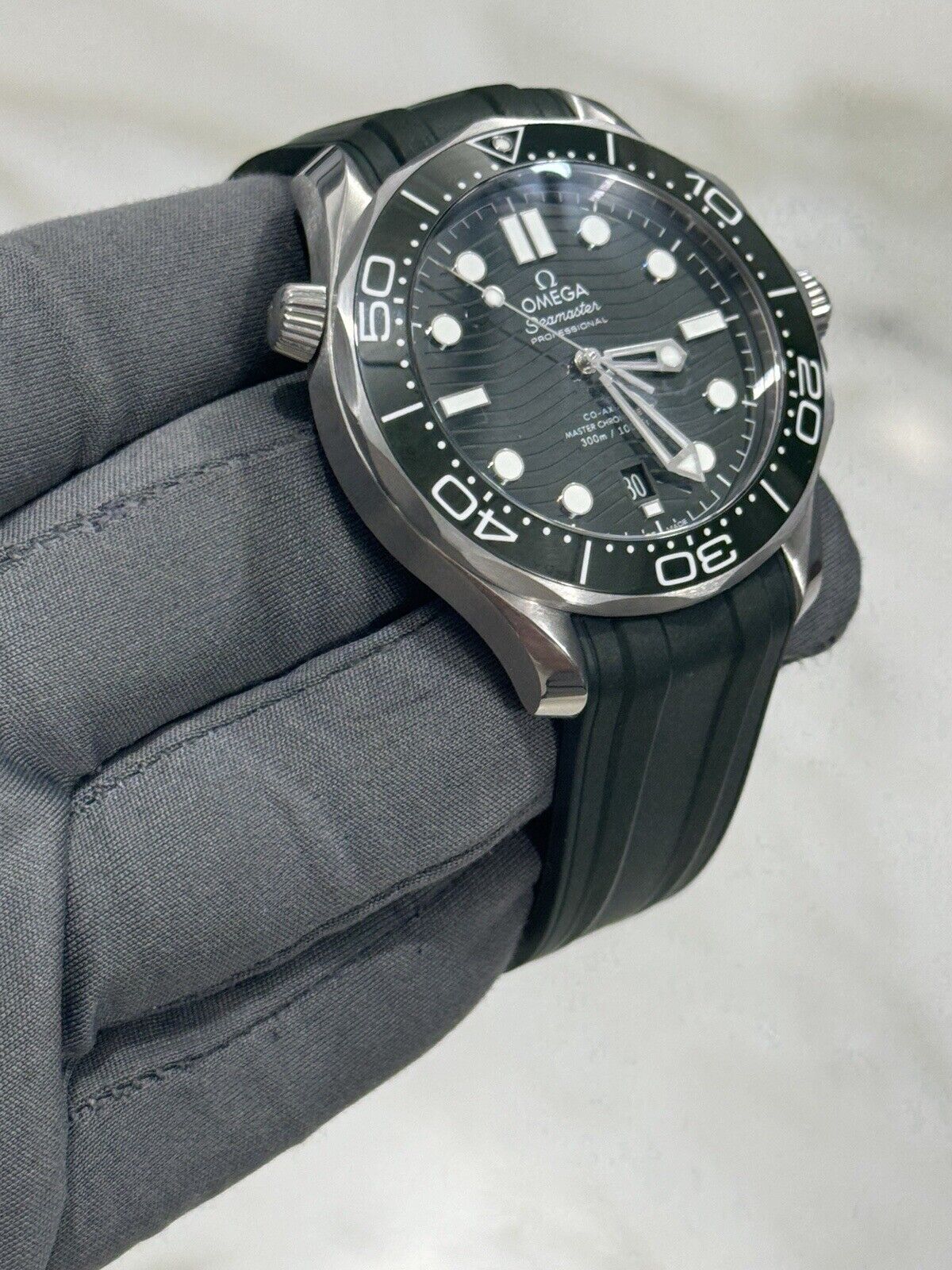 2024 Omega 210.32.42.20.10.001 Seamaster Diver 300m Green Dial Automatic B&P