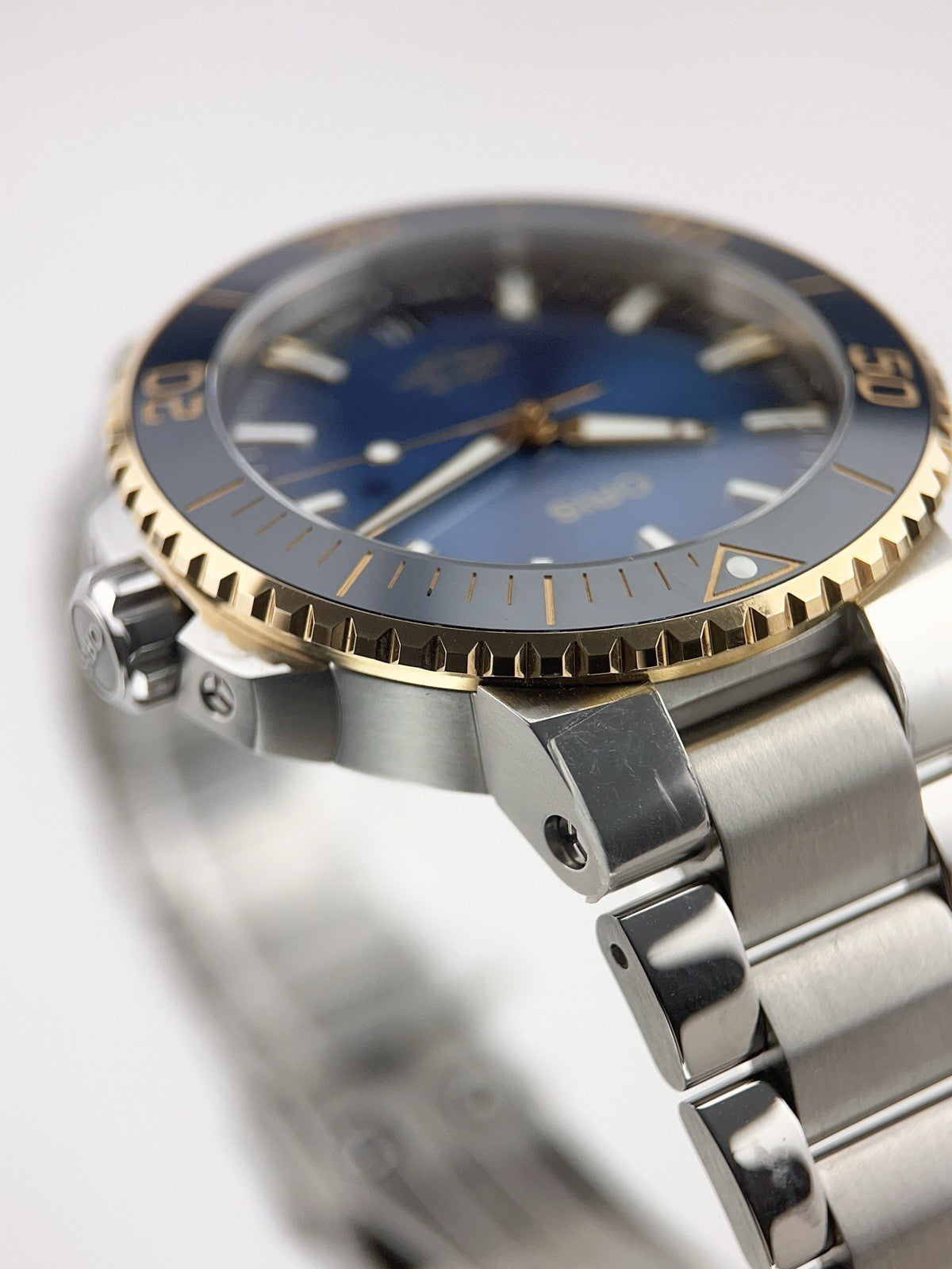 Oris Aquis Date Steel and Gold Blue Dial 41.5mm Automatic Men's Watch 7769