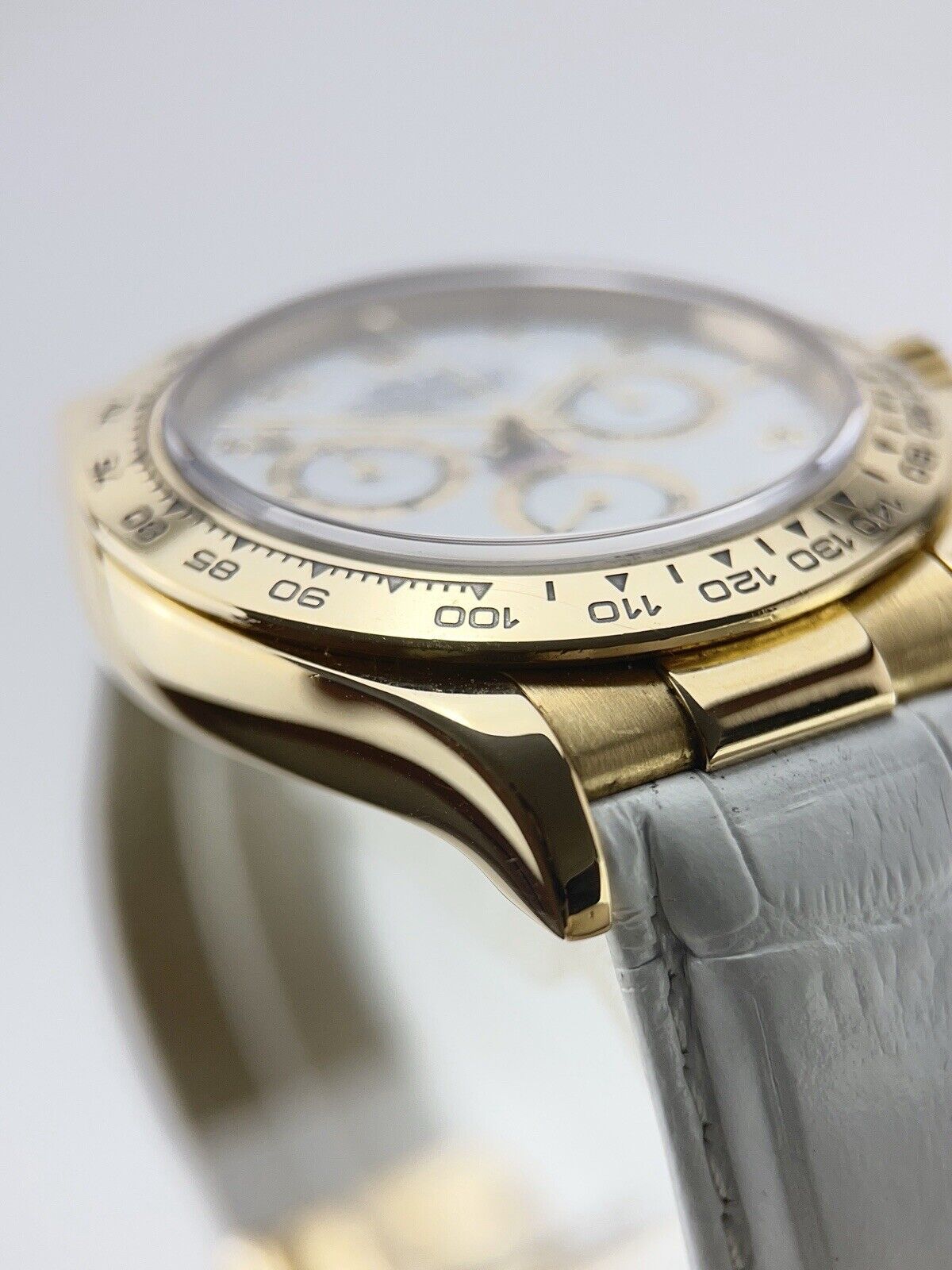 Rolex Daytona 18k Yellow Gold White Dial 40mm Automatic Men’s Watch 116518