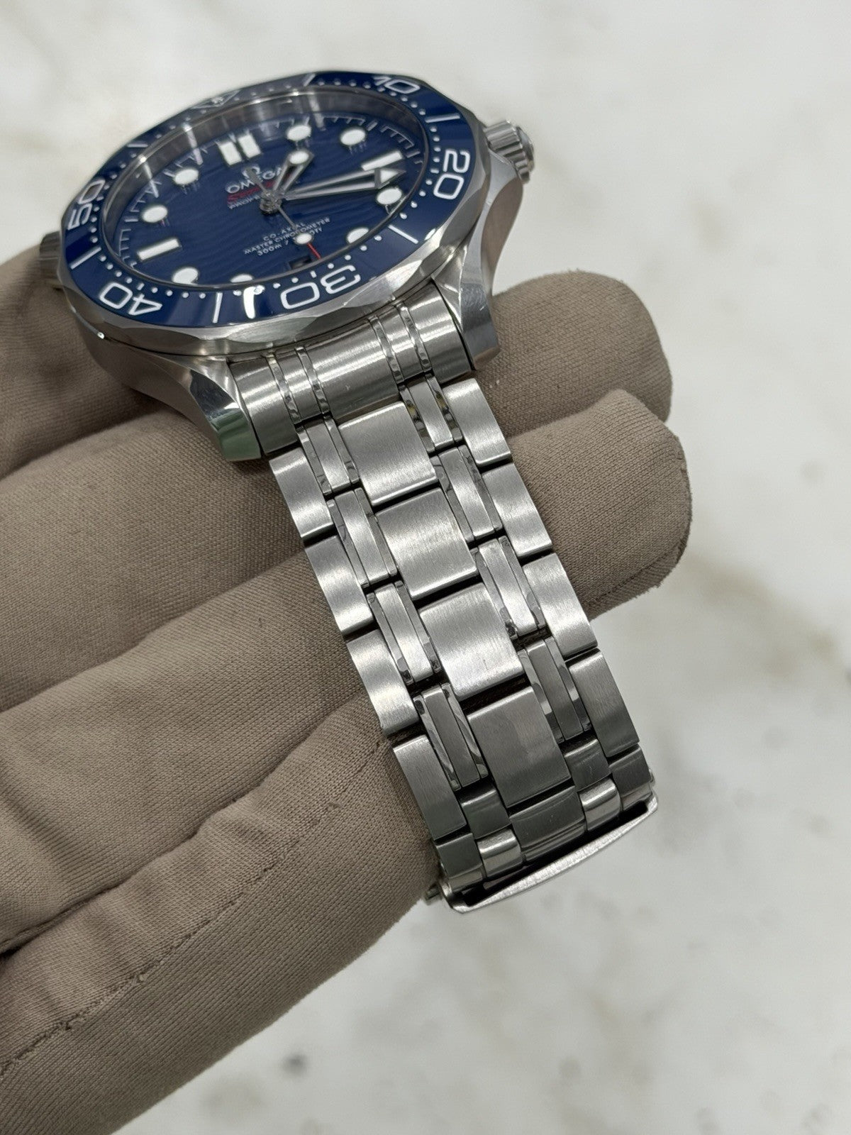 Omega Seamaster Date 300m Diver Blue Ceramic Men's Watch 210.30.42.20.03.001