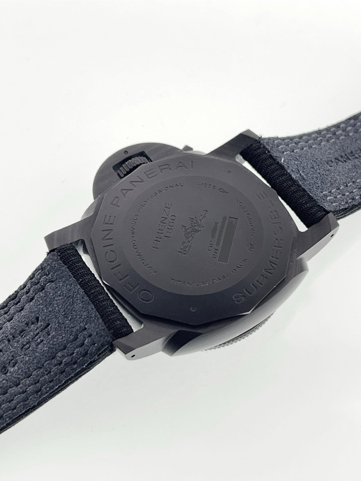 Panerai Submersible Carbon PAM01616