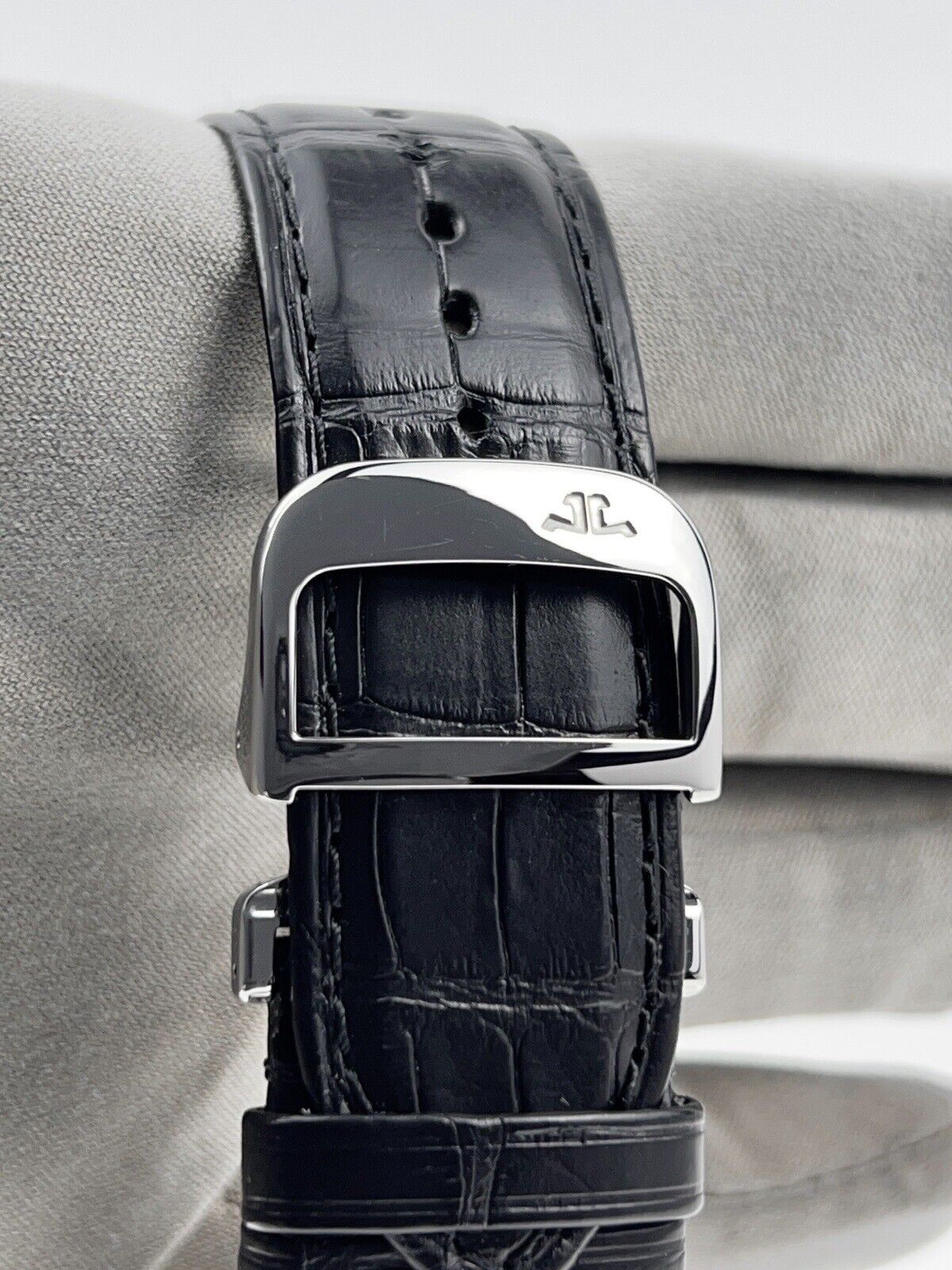 Jaeger-LeCoultre Grand Reverso Stainless Steel Silver Dial 42x30mm 273.8.04