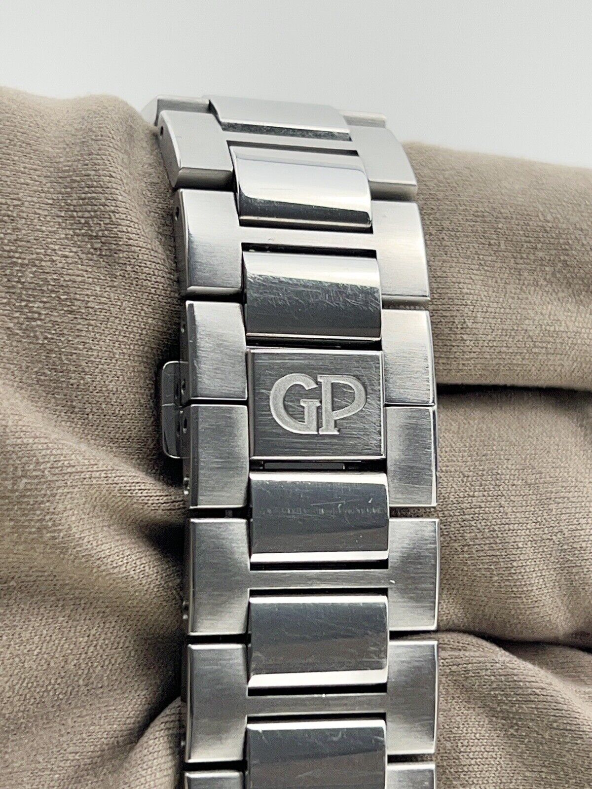 Girard Perregaux Laureato Steel Black 42mm Automatic Men’s Watch 81010