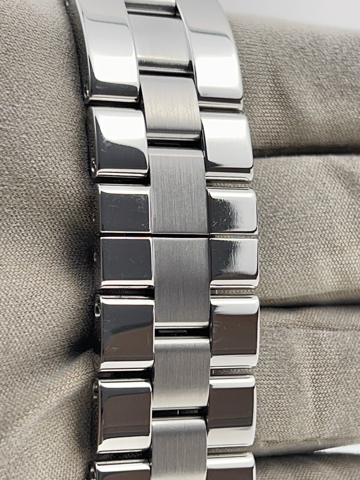 Cartier Roadster Stainless Steel 37mm Automatic Men’s Watch 2510 AM Diamonds